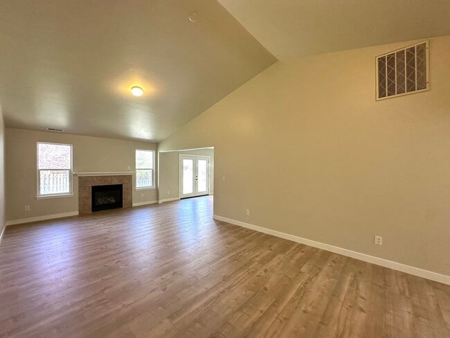 Building Photo - Fully Remodeled 3/2 in Redmond!