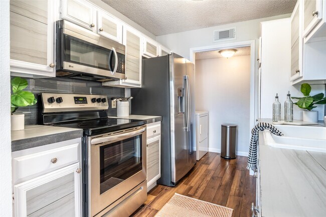 Building Photo - 8411 Sands Point Dr