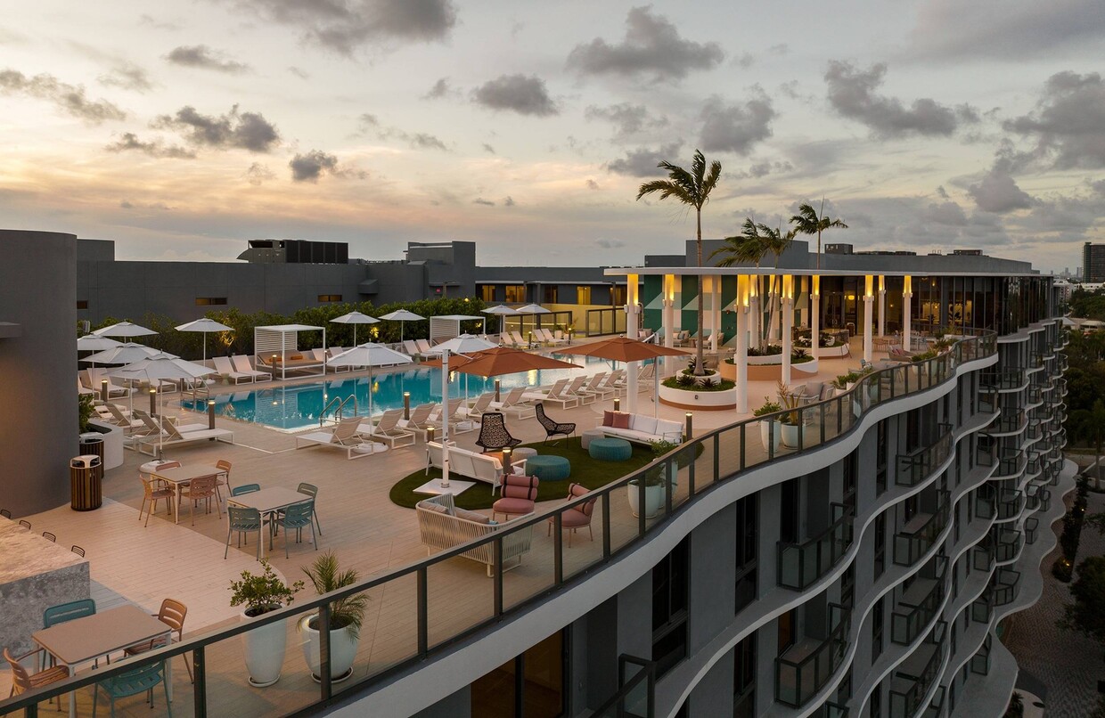 Terraza con piscina en la azotea - The Boulevard