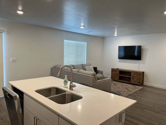Building Photo - Beautifully Furnished 4 bedroom 2.5 Bath!