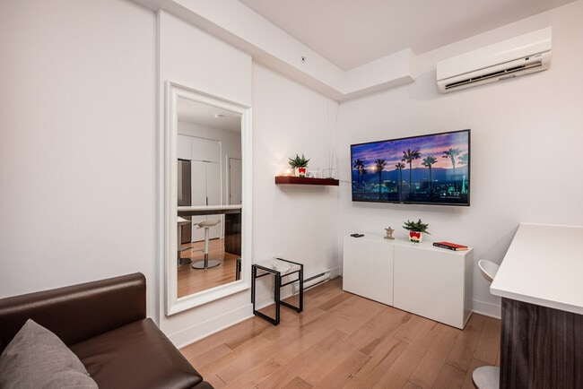 Building Photo - 2108 Boul. Saint-Laurent