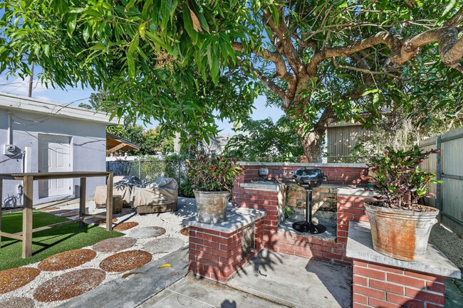 Building Photo - 823 Avenida Hermosa