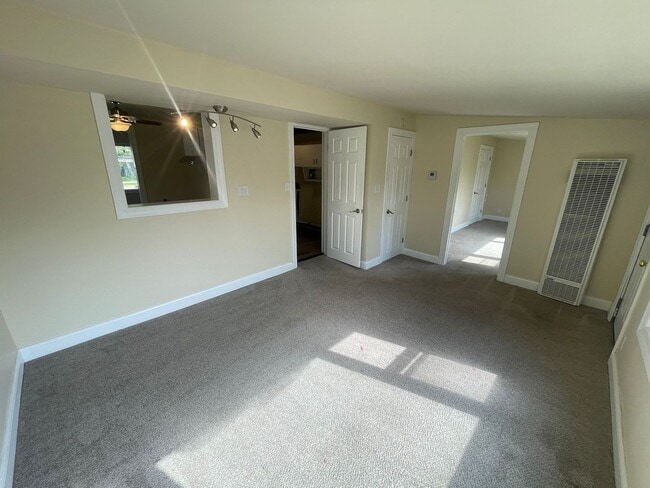 Building Photo - 3 Bedroom Single Family