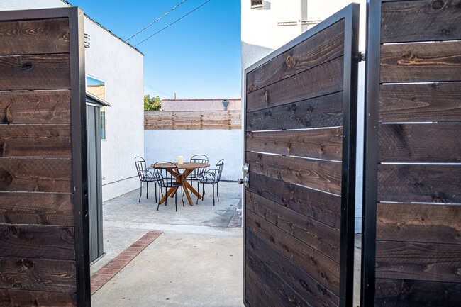 Building Photo - 3055 Vineyard Ave