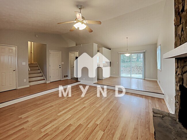Building Photo - 737 Starcrest Ln NE