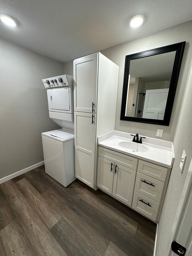 Baño - 509 West 1st Street