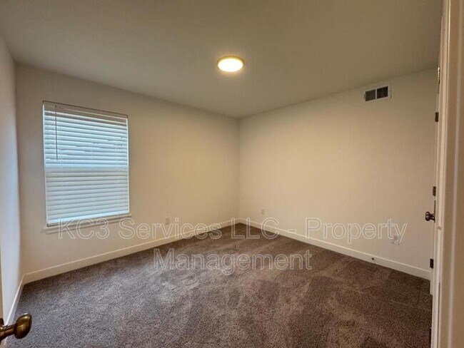 Building Photo - 3722 SW Knoxville Ct