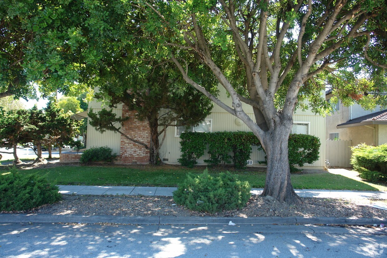 Building Photo - 1590 De Rose Way