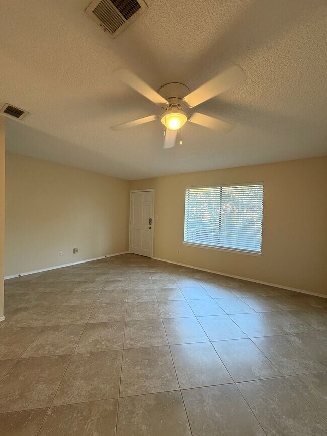 Building Photo - Walking distance to the beach!
