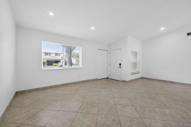 Foto del edificio - 1329 SW 151st Way