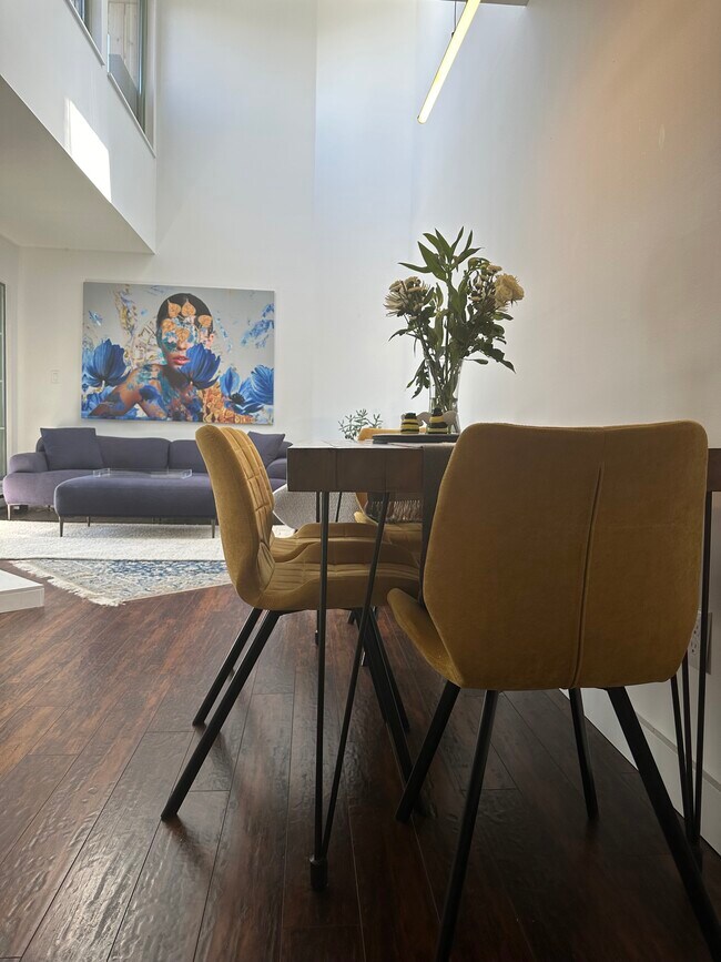 Photo du bâtiment - 1082 8th Av W