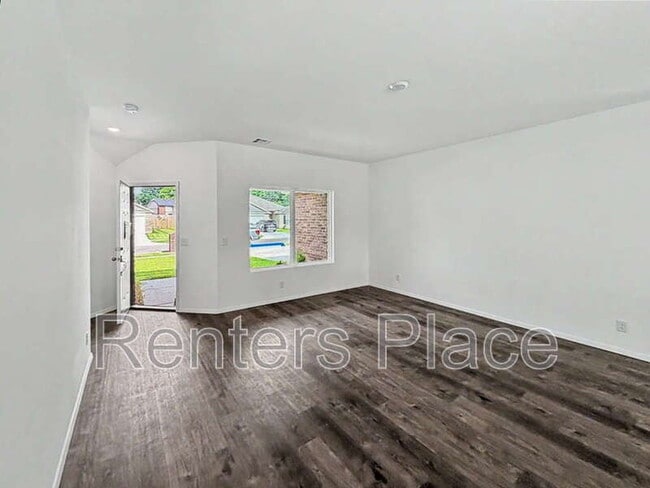 Building Photo - 7113 S Maple Ave
