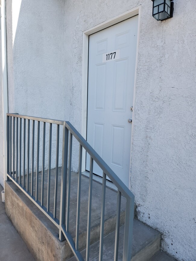 Building Photo - 1177 E 41st Pl