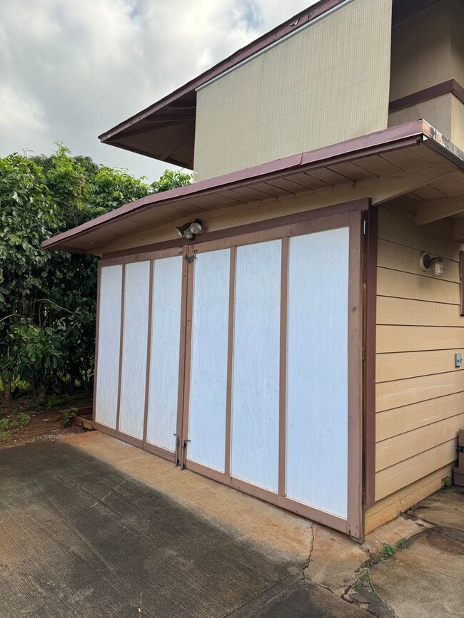 Building Photo - Waialua two bedroom house with maids quarters