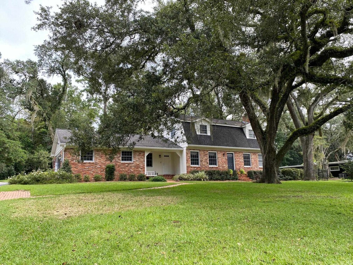 Primary Photo - 910 Lothian Dr