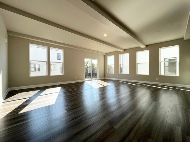 Building Photo - **OFFERING FIRST MONTH'S RENT FREE, $200 MOVE IN PROMOTION & REFUNDABLE APPLICATION FEES** New Co...