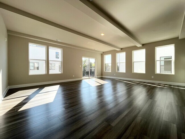 Foto del edificio - **OFFERING FIRST MONTH'S RENT FREE** New C...