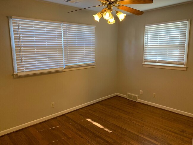 Foto del edificio - Pre-leasing for August 2024! Newly Renovat...