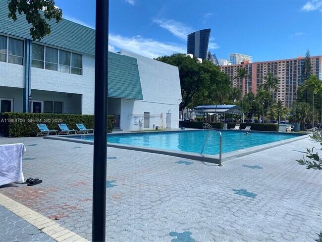 Foto del edificio - 200 177th Dr