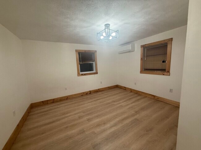 Foto del edificio - 192 Dorrs Corner Rd