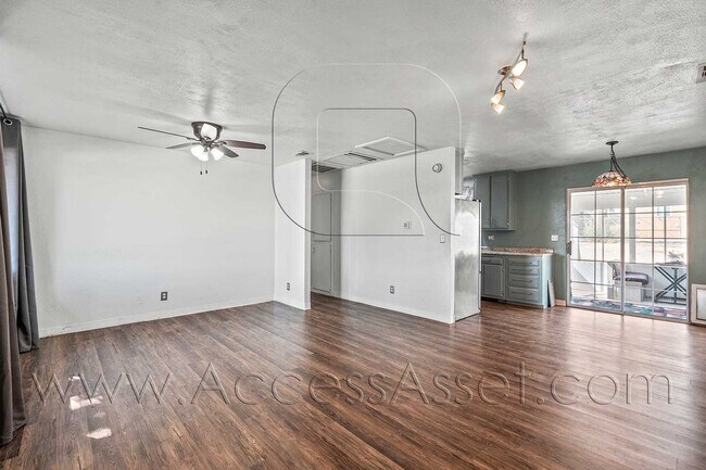 Foto del edificio - Charming 2 Bed/1 Bath Home + Bonus Room Ho...