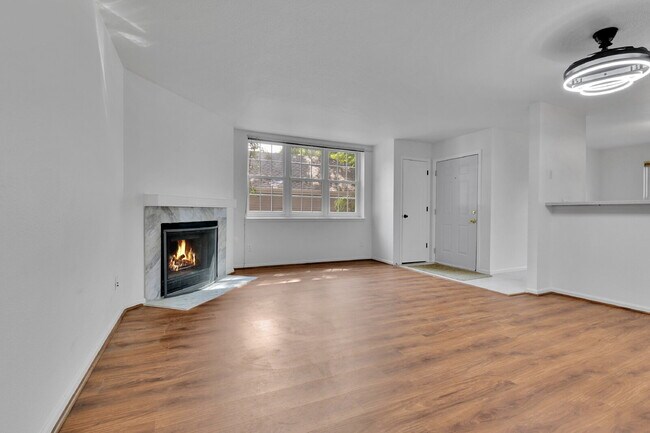 Building Photo - $1,825.00, 2-bed, 2-bath condo in Lakewood.