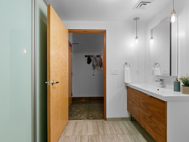 Building Photo - Historic Chown Pella Building - east facing Pearl District loft w/parking & storage