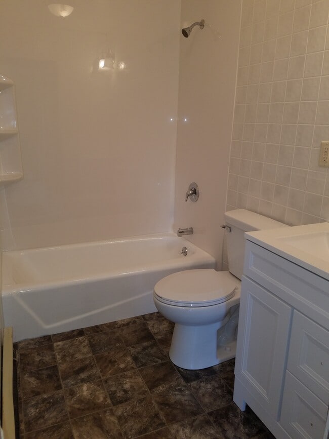 Building Photo - 816 E 6th St N