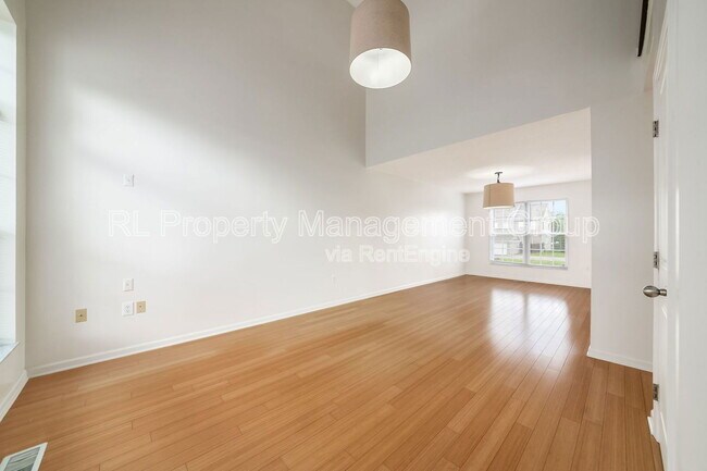 Foto del edificio - 6230 Downwing Ln