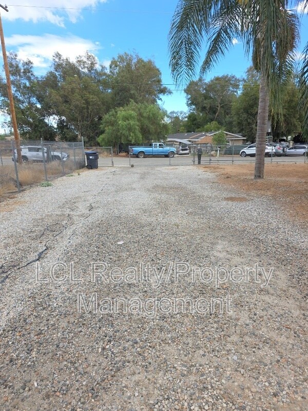 Foto del edificio - 22561 Forrest Rd
