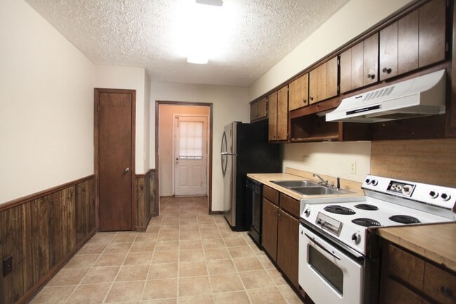 Building Photo - Two Bedroom Duplex Available March!
