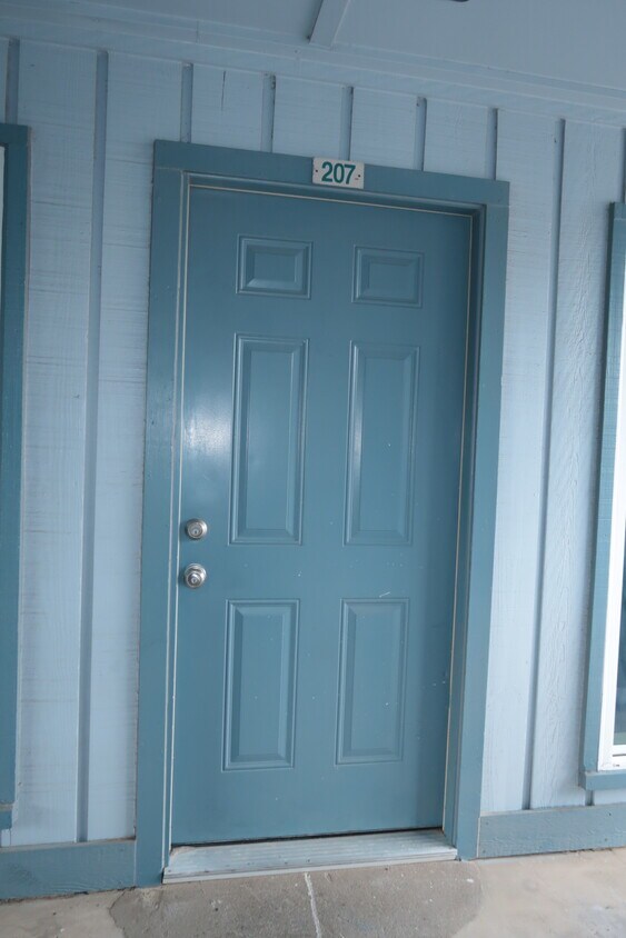 Apartment Entrance - 425 S Oak St
