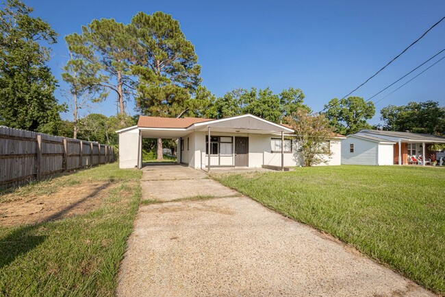 Building Photo - Cute 3 Bedroom Rental