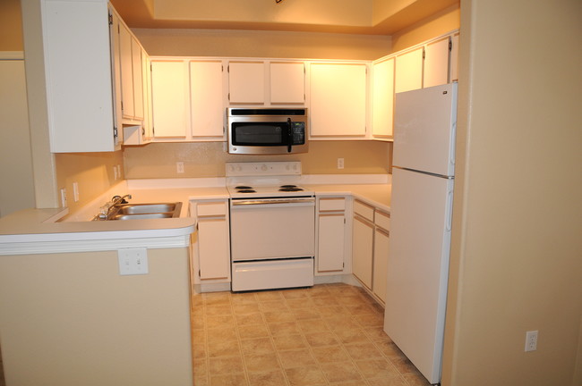 Standard Unit Kitchen - The Summit at Flagstaff