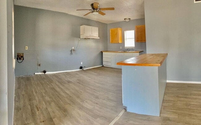 Foto del edificio - Handyman Special $0 First Month's Rent / “You fix, you SAVE BIG!!” Contact Mayshell for details: ...