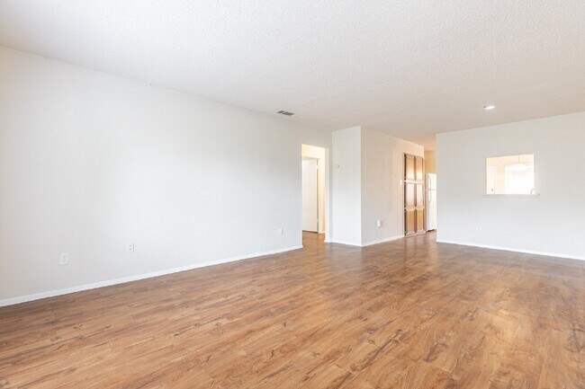 Building Photo - 323 W William Cannon Dr