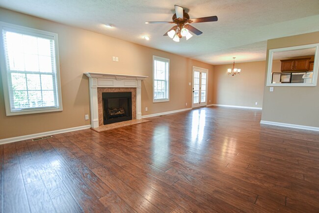 Building Photo - Three Bedroom in Fox Crossing!