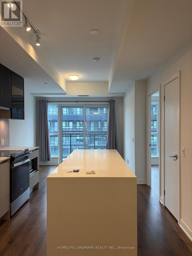 Building Photo - 405 Dundas St W