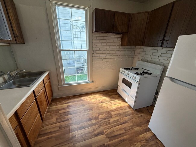 Building Photo - 110 W Lutz Ave