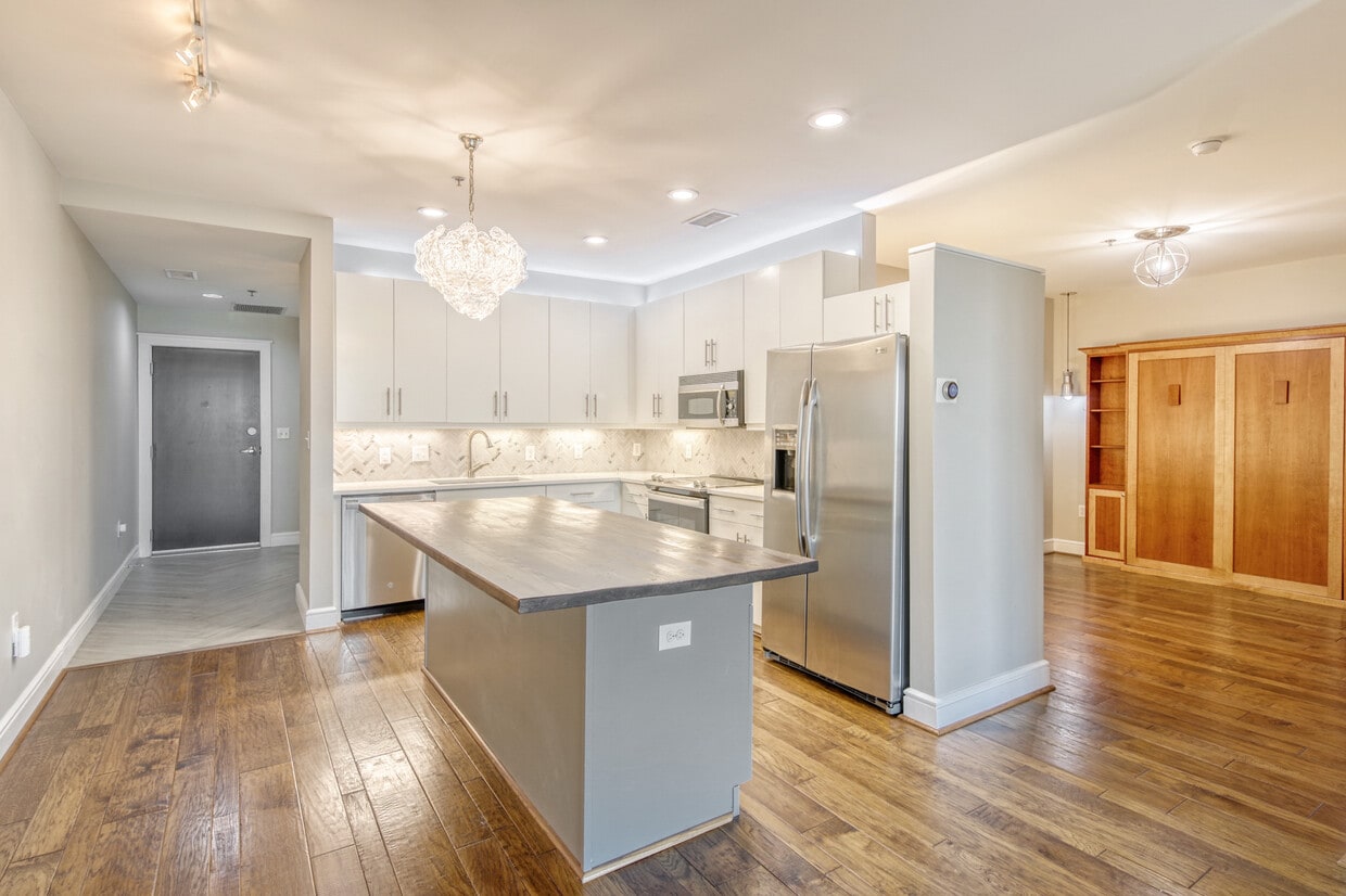 Kitchen with large island great for entertaining - 333 W Trade St (Charlotte, NC)