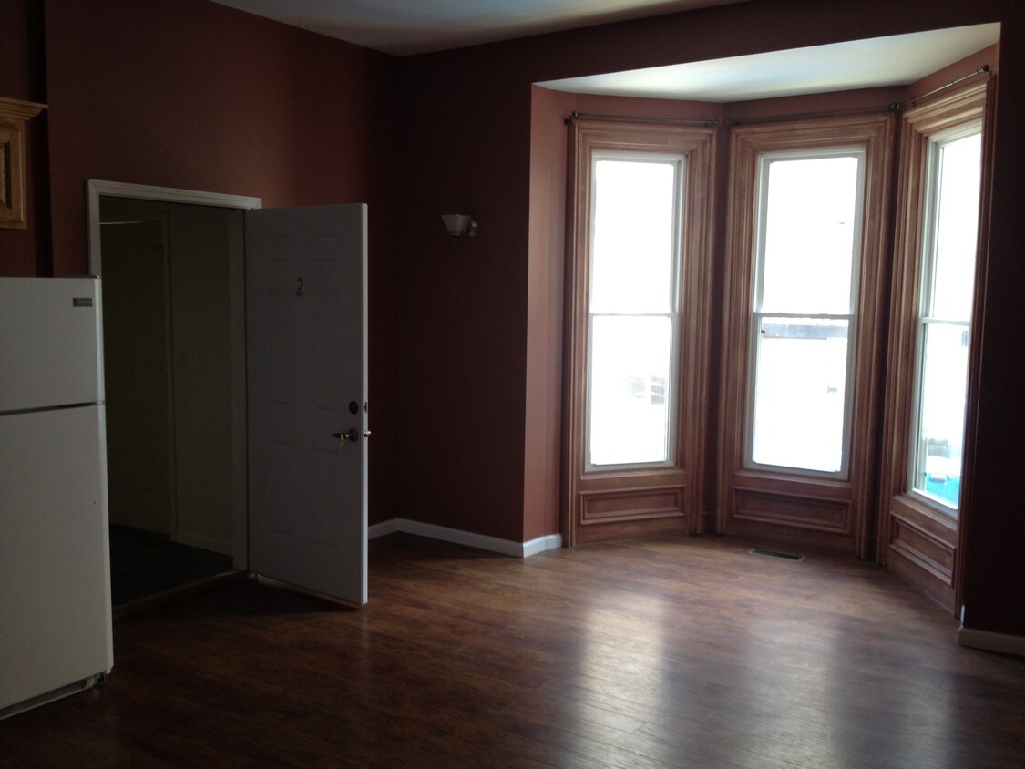 Primary Photo - 545 W Main St