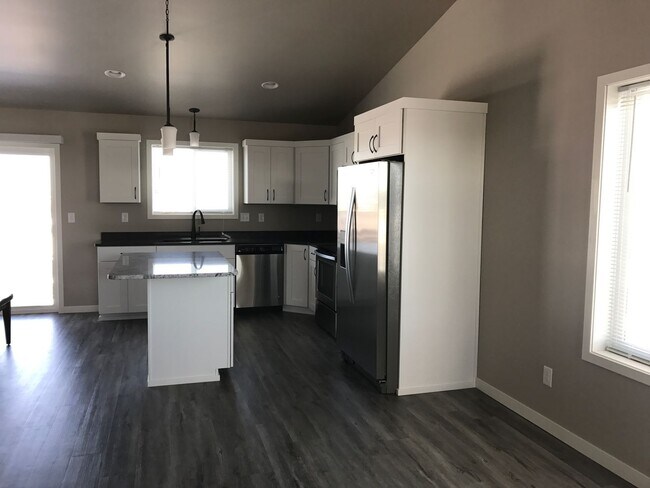 Building Photo - 4 Bed 3 Bath Single Family Home