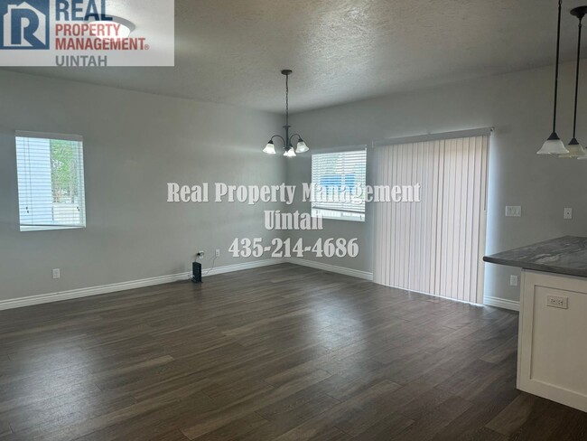 Building Photo - Cozy 3 Bedroom 2 1/2 Bath townhome in Fox Run