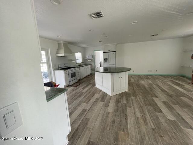 Building Photo - 370 Duet Ave