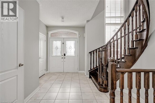 Photo du bâtiment - 2105 Falling Green Dr