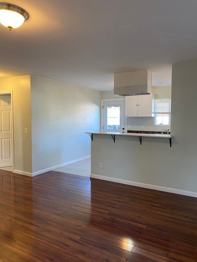 Building Photo - Two bedroom one bath house walking distanc...