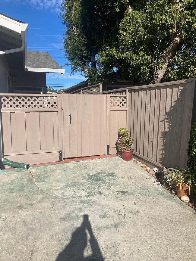 Foto del edificio - 5749 Preston Dr