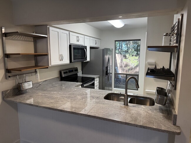 Building Photo - "Charming 2-Bed Townhouse in Mary Esther!"