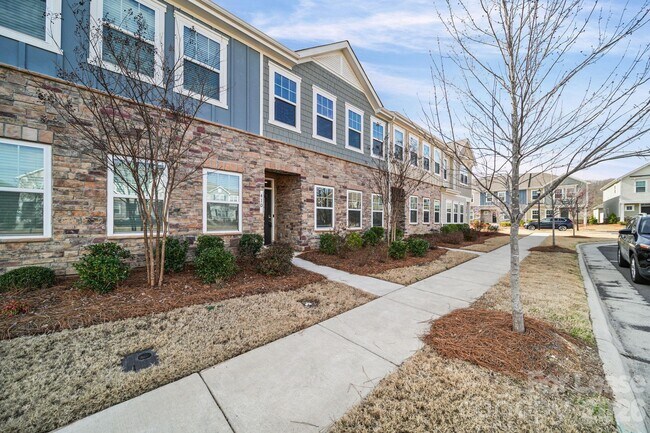 Building Photo - 410 Kenwood Vw