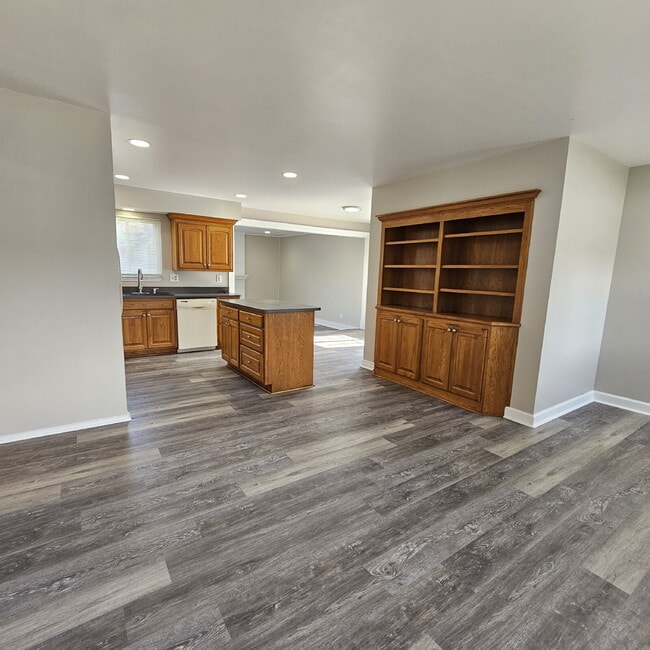 Building Photo - Updated 2 Bedroom Ranch with Open Living Room that Flows Through Kitchen, Dining Area to Great Ro...